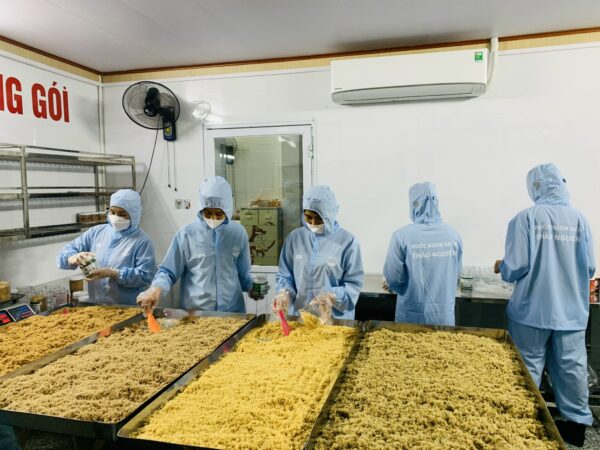 Bảo quản ruốc tôm đúng cách bắt đầu từ rang khô vừa và để nguội hẳn.