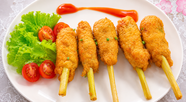 Chả tôm ngon ăn kèm rau sống và nước mắm chua ngọt